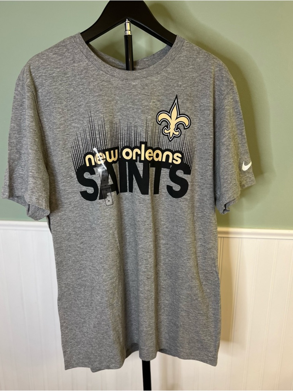 NWT- Nike Grey New Orleans Saints Graphic T-Shirt with Black & Gold Logo. size M